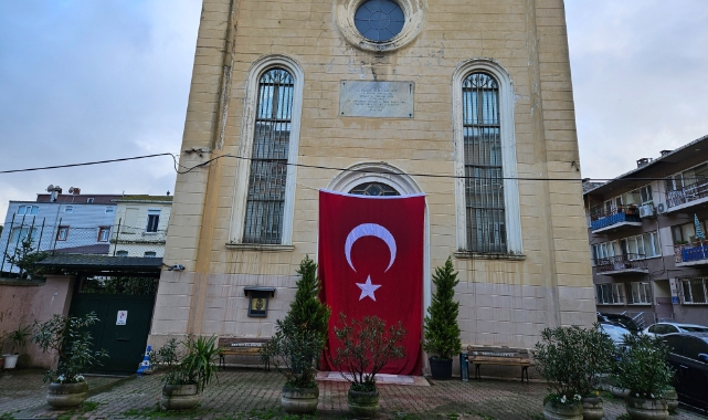 Santa Maria Kilisesi'ne dev Türk bayrağı asıldı