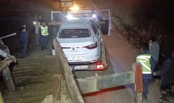 Şarampole yuvarlandılar burunları bile kanamadı