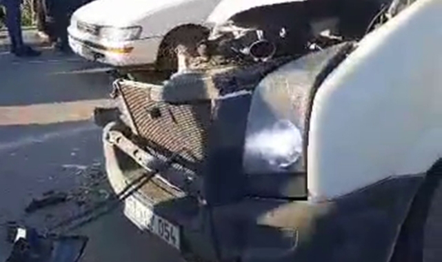 Servis minibüsü ile TIR çarpıştı: 12 yaralı