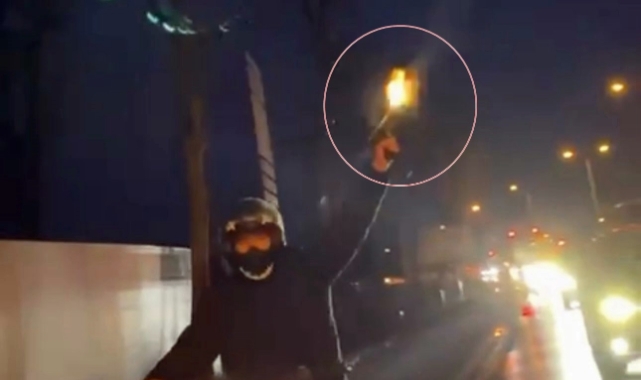 Seyir halindeki motosikletten havaya ateş açtı