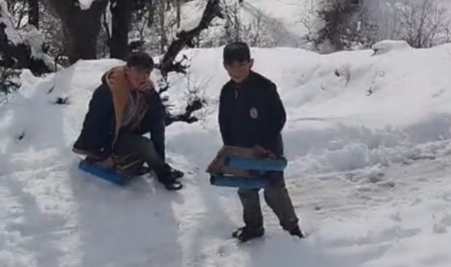 Siirt'te kepçe operatörü çocukların talebini kırmadı