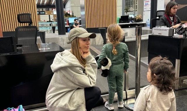 Sinem Kobal eşi ve kızlarıyla havaalanında