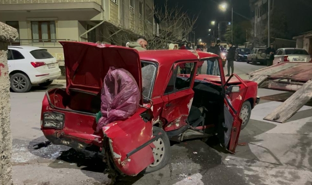 Sivas'ta otomobiller çarpıştı: 1'i ağır 5 yaralı