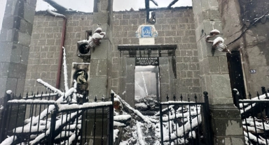 Tarihi cami yangın kullanılamaz hale geldi