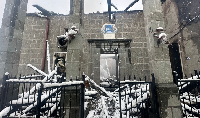 Tarihi cami yangın kullanılamaz hale geldi