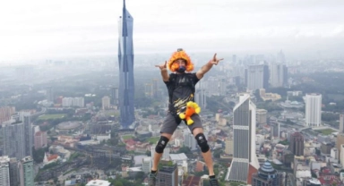 Tayland'da gökdelenden atlayan İngiliz 'base jumper' paraşütü açılmayınca yere çakıldı