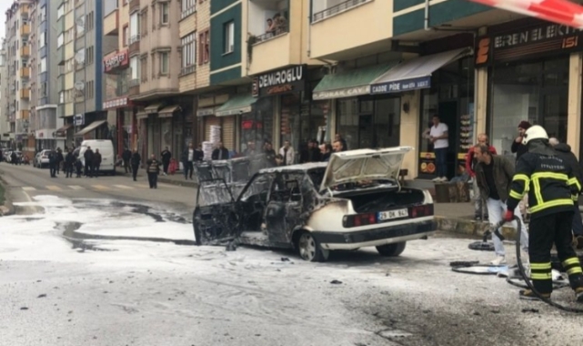 Trabzon'da araç sokak ortasında alev alev yandı