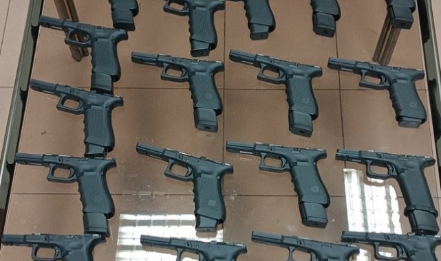 Türk vatandaşının aracında sınırda 18 tabanca ele geçirildi