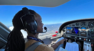 Türkiye'de eğitim gördü, ülkesinin en genç kadın pilotu oldu