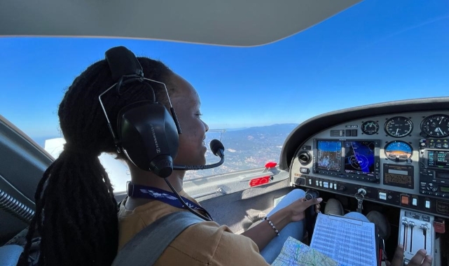 Türkiye'de eğitim gördü, ülkesinin en genç kadın pilotu oldu