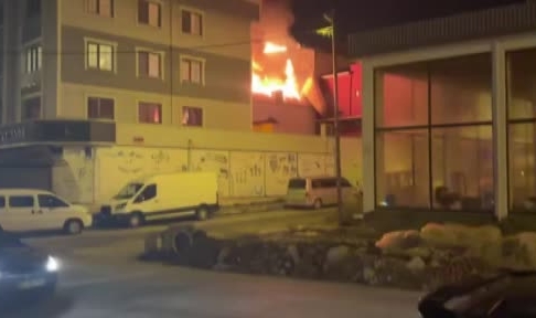 Tuzla'da 2 katlı binanın çatısı alev alev yandı