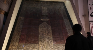Ulu Cami’deki Kabe örtüsünün püskülleri koruma altında