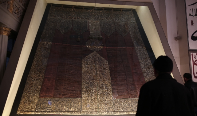 Ulu Cami’deki Kabe örtüsünün püskülleri koruma altında