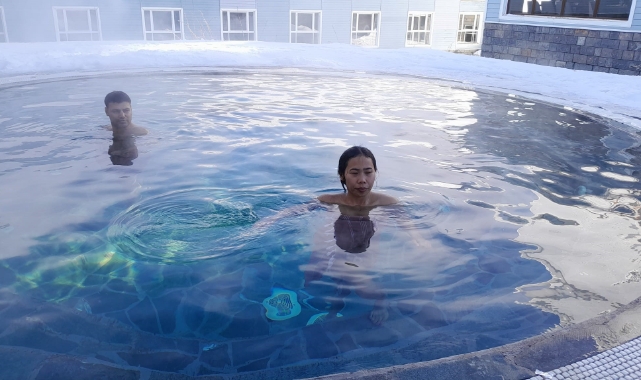 Uludağ'da karların ortasında hamam keyfi!