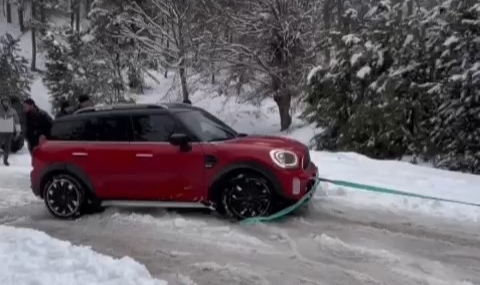 Uludağ yolu çarpışan otomobil pistine döndü, kimileri mahsur kaldı
