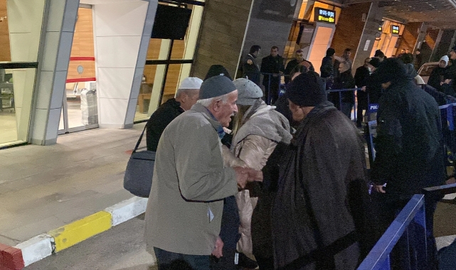 Umre kafilesini taşıyan uçakta şüpheli paket alarmı!