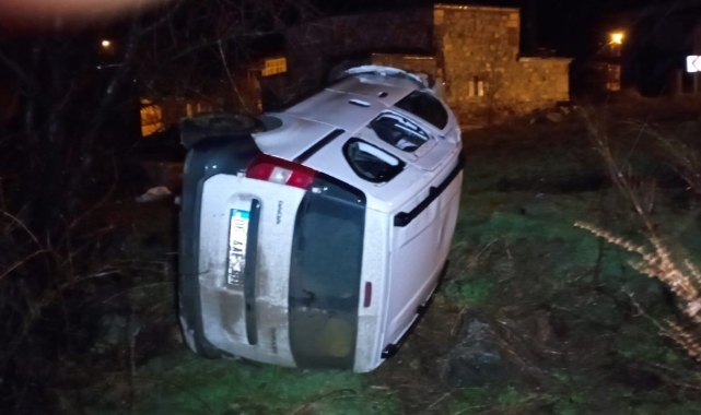 Yağış kazaya neden oldu, otomobil devrildi: 2 yaralı