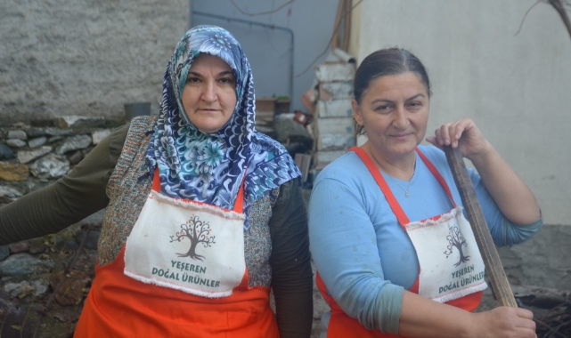 Yaklaşık 1 asırdır aynı yöntemle hurma pekmezi yapıyorlar