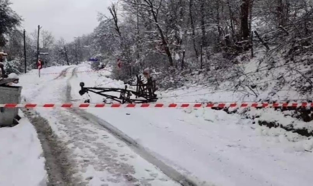Yoğun kar elektrik tellerini kopardı