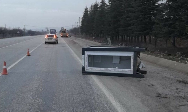 Yola düşen kabine çarpan otomobil takla attı