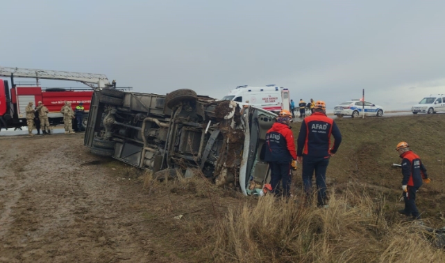 Yolcu midibüsü şarampole devrildi! 20 yaralı