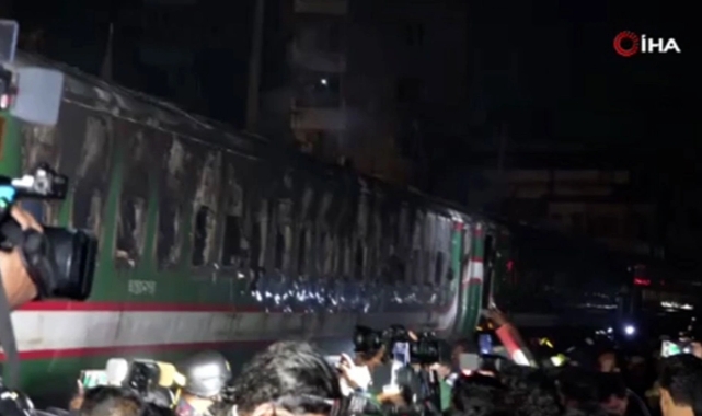 Yolcu treni kundaklandı! Çok sayıda ölü var