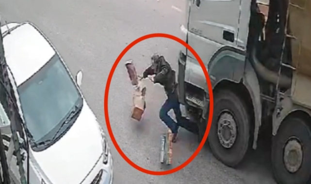 Yolun karşısına geçmek isterken hafriyat kamyonunun altında kaldı!
