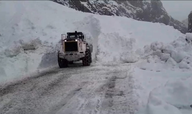 Yüksekova’da düşen çığ nedeniyle kapanan yol ulaşıma açıldı