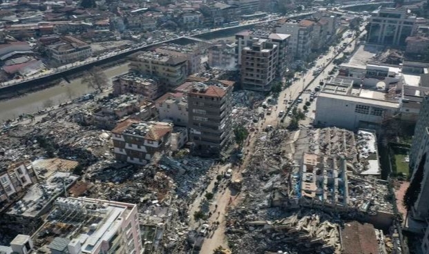 105 saniye boyunca yer yerinden oynadı!