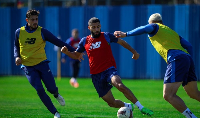 Adana Demirspor'un yeni transferleri takımla antrenmana başladı