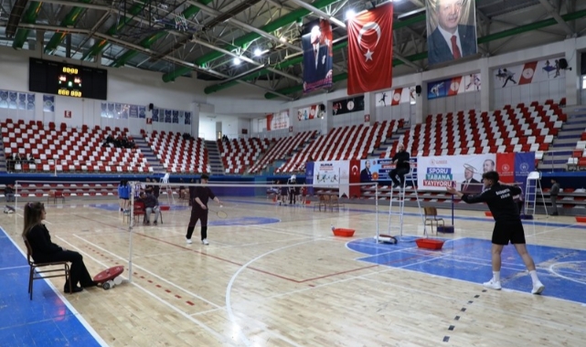 Ağrı'da gençler badmintonta yarıştı