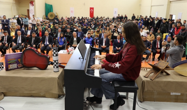 Ağrı'da gençlere spor ve sanat malzemesi desteği