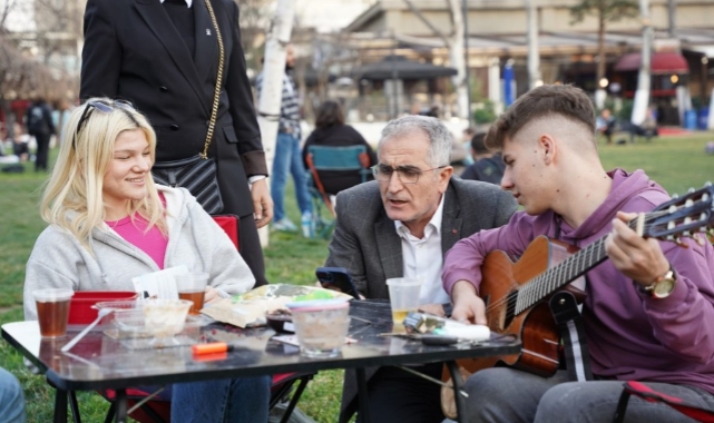 AK Parti Nilüfer Belediye Başkan adayı Çolak'tan gençlerle müzik sohbeti
