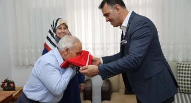 Alper Gezeravcı’nın ailesine Türk bayrağı hediye edildi