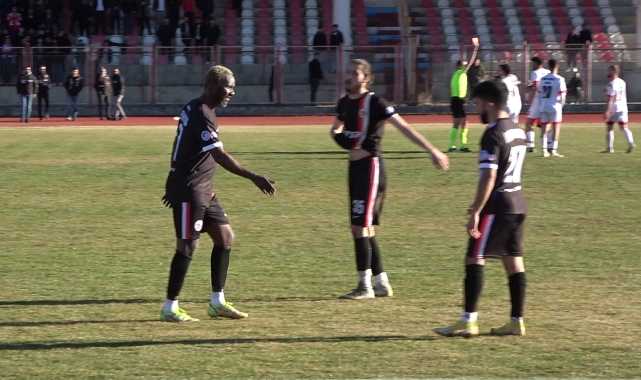 Amatör maçta futbolcudan hakeme yumruklu saldırı