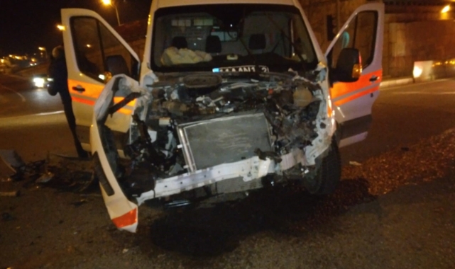 Ambulans ile işçi taşıyan minibüs çarpıştı: 8 yaralı