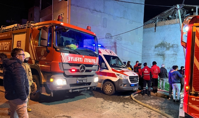 Avcılar’da 3 katlı binanın çatısı alev alev yandı