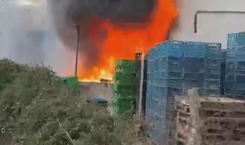 Babasının iş yerini ateşe verdi