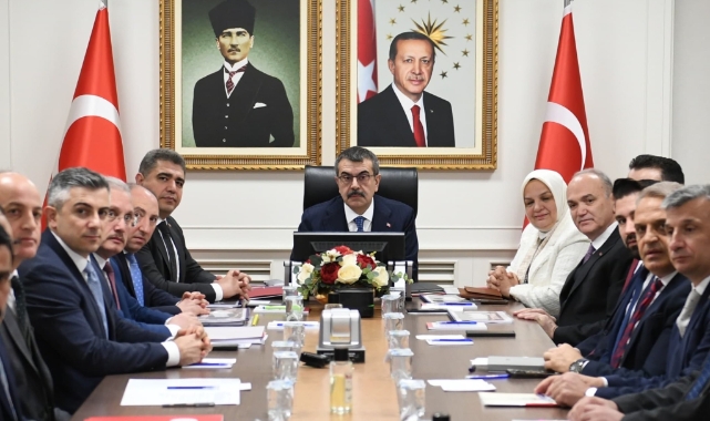 Bakan Tekin: Hep beraber taşın altına elimizi koyalım