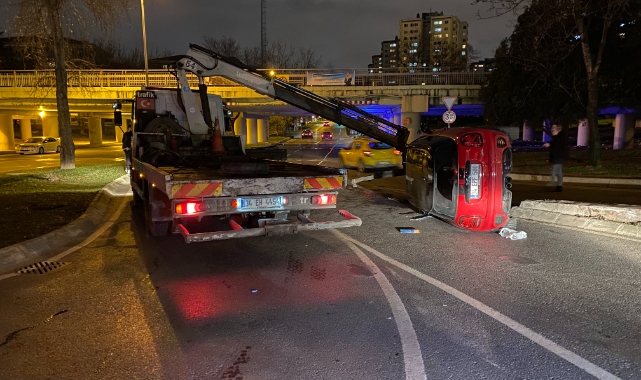 Bakırköy’de refüje çarpan aracın sürücüsü yaralandı