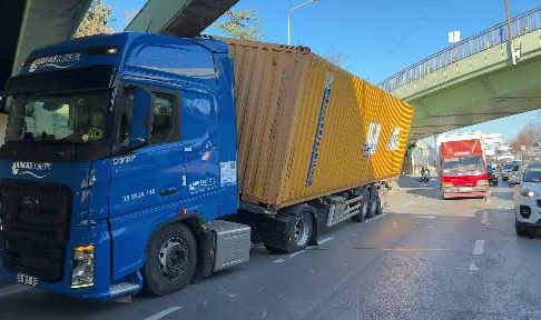 Bakırköy’de TIR'ın dorsesi üst geçide takıldı: 3 araç kaza yaptı