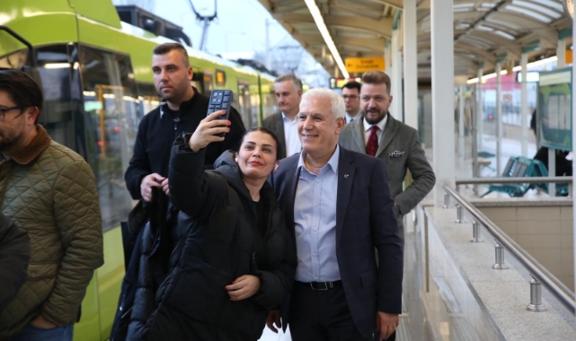 Bursa Büyükşehir Başkan adayı Bozbey, metroda gençlerle sohbet etti