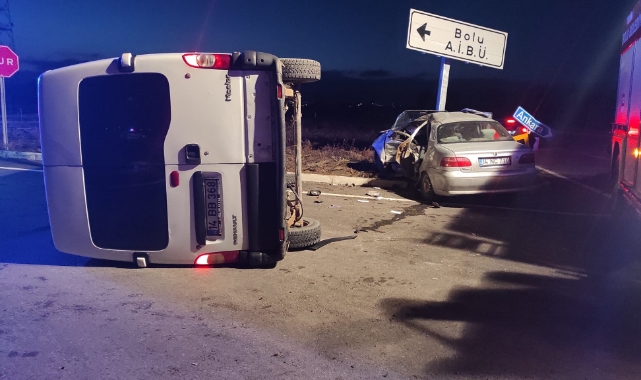 Bolu’da minibüs ile otomobil çarpıştı! Araçta sıkışan sürücü yaralandı