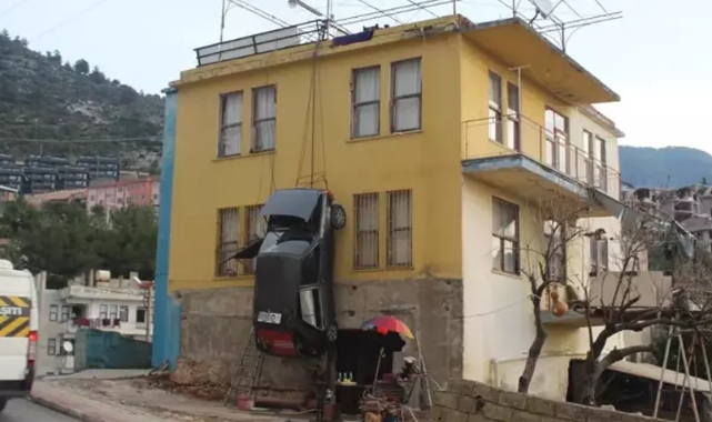 Böyle ceza görülmedi! Otomobilini evinin duvarına astı