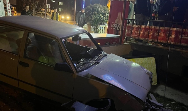 Burdur’da virajı alamayan otomobil bahçeye daldı