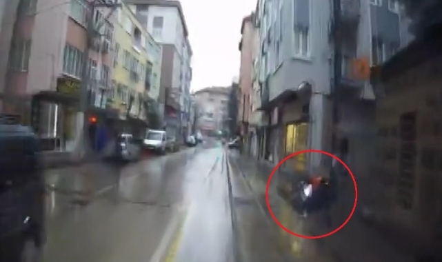 Bursa'da başıboş motosiklet caddeye fırladı!