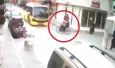 Bursa'da Bisiklete Minibüs Çarptı: 1 Ölü, 1 Ağır Yaralı