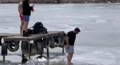 Bursa'da buzlu gölette fotoğraf çektirmek istedi, kendini suda buldu