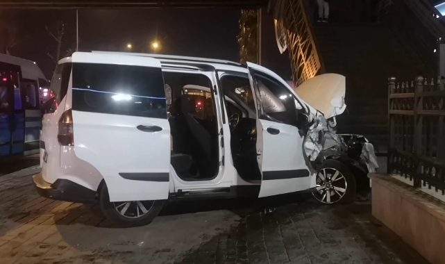 Bursa'da ehliyetsiz sürücü kaza yaptı! Şans eseri yaralanan olmadı