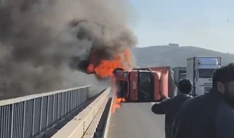 Bursa'da feci kaza! TIR alev alev yandı
